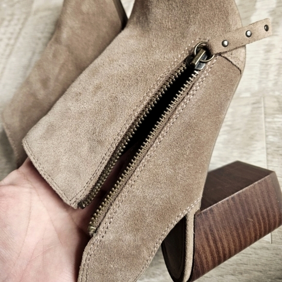 Michael Journey Block Heel Suede Leather Heel Sandals - Picture 13 of 16